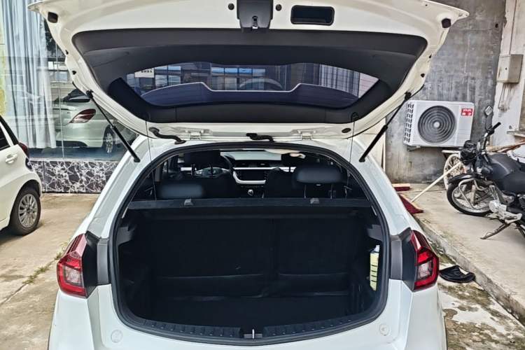 Used Geely Auto Vision X3 2020 1.5L CVT Luxury Model Trunk