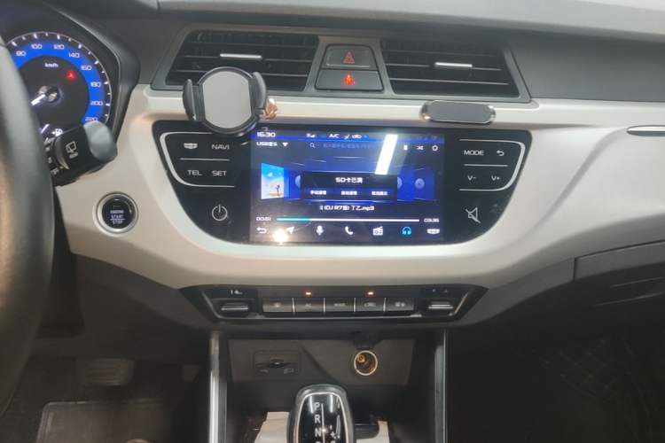 Used Geely Auto Vision X3 2020 1.5L CVT Luxury Model Audio And AC Panel