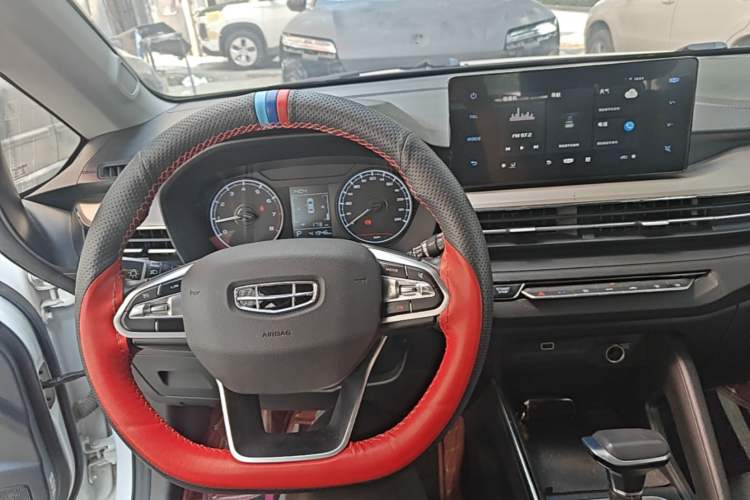 Used Geely Auto Vision X3 2021 PRO 1.5L CVT Deluxe Model Center Console