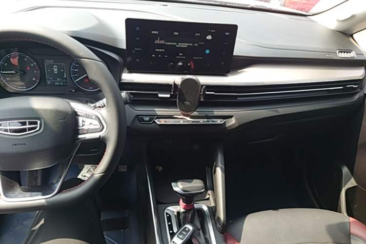 Used Geely Auto Vision X3 2021 PRO 1.5L CVT Deluxe Model Center Console
