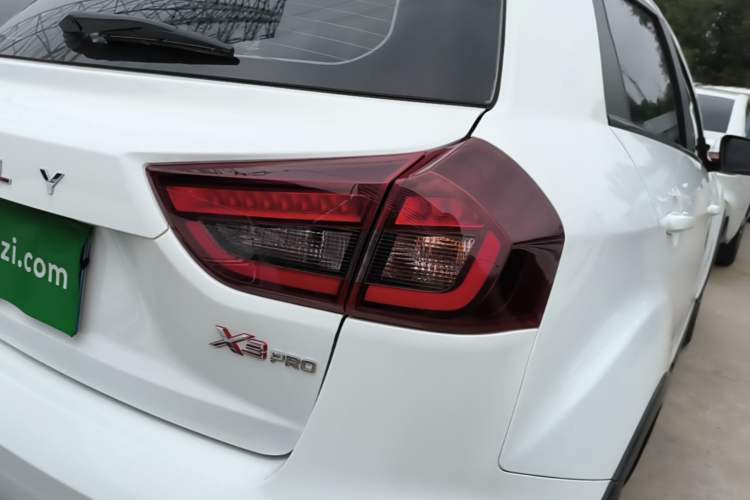 Used Geely Auto Vision X3 2021 PRO 1.5L CVT Deluxe Model Exterior 3