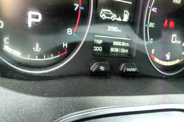 Used Geely Auto Vision X6 2016 1.3T CVT Flagship Model Odometer Close Up