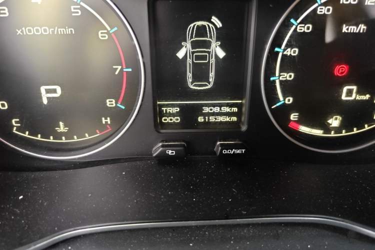Used Geely Auto Vision X6 2016 1.3T CVT Flagship Model Odometer Close Up