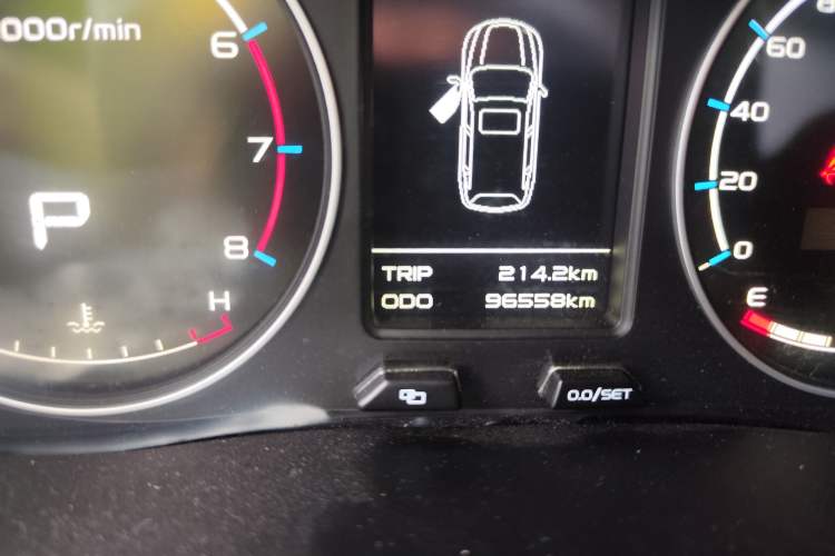 Used Geely Auto Vision X6 2016 1.3T CVT Flagship Model Odometer Close Up
