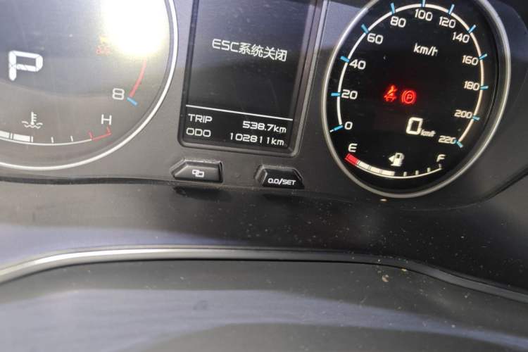 Used Geely Auto Vision X6 2016 1.3T CVT Flagship Model Odometer Close Up