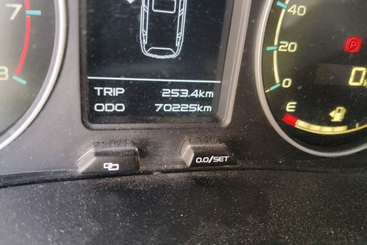 Used Geely Auto Vision X6 2016 1.3T CVT Flagship Model Odometer Close Up
