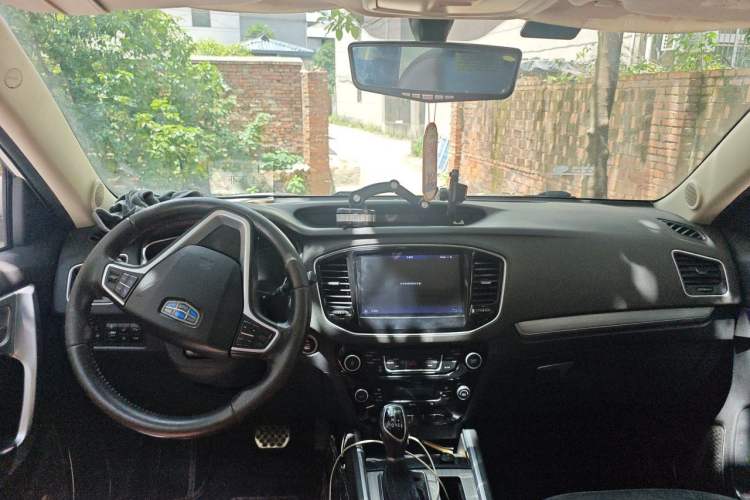 Used Geely Auto Vision X6 2016 1.3T CVT Flagship Model Center Console