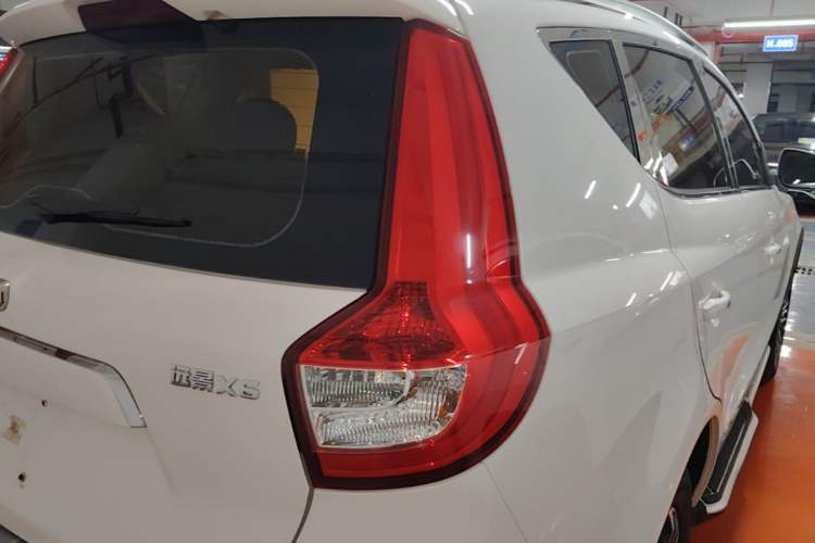 Used Geely Auto Vision X6 2016 1.8L Manual Luxury Model Exterior 3