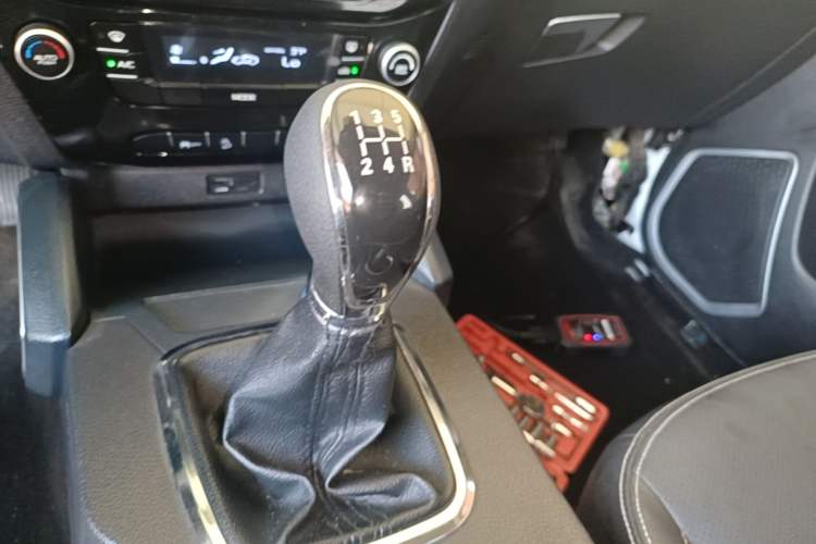 Used Geely Auto Vision X6 2016 1.8L Manual Luxury Model Gear Lever