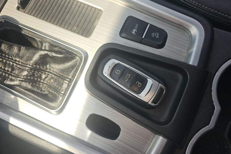 Used Geely Auto Vision X6 2016 1.3T CVT Luxury Model Interior 1