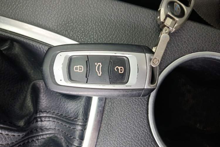 Used Geely Auto Vision X6 2016 1.8L Manual Luxury Model Interior 1