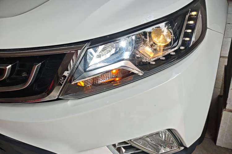 Used Geely Auto Vision X6 2016 1.3T CVT Flagship Model Left Front Headlight