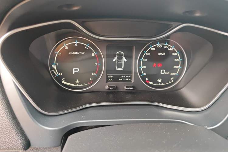 Used Geely Auto Vision X6 2016 1.3T CVT Flagship Model Odometer Close Up