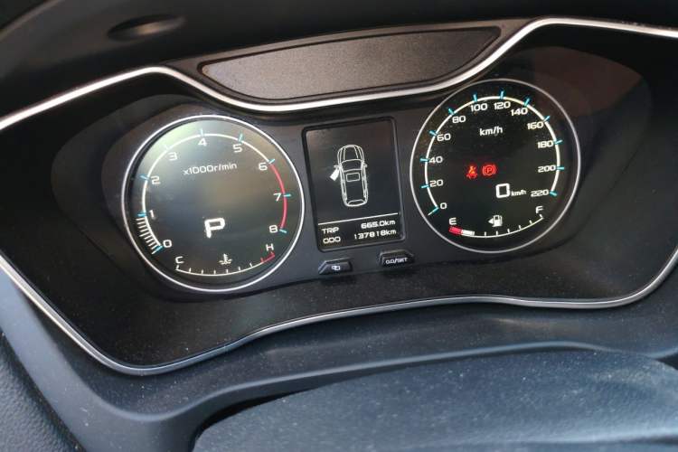 Used Geely Auto Vision X6 2016 1.3T CVT Flagship Model Odometer Close Up