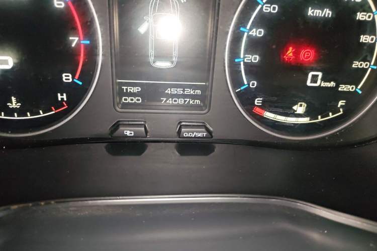 Used Geely Auto Vision X6 2016 1.3T CVT Flagship Model Odometer Close Up