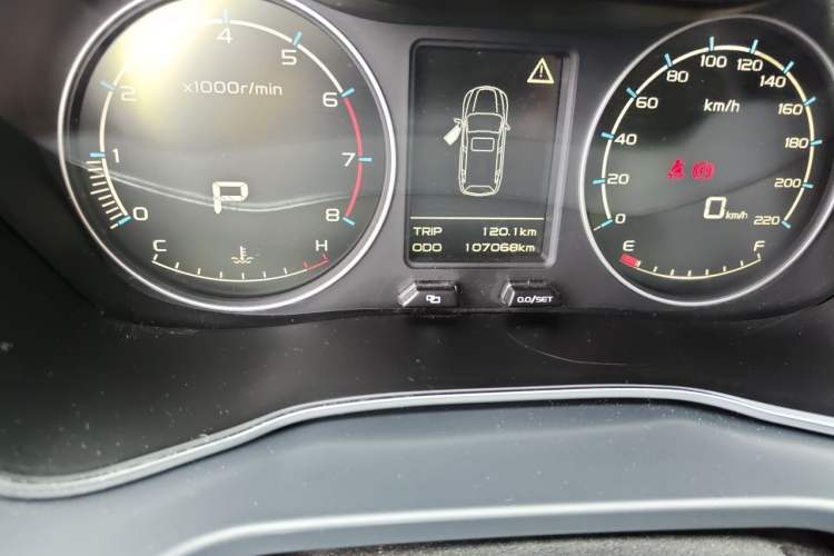 Used Geely Auto Vision X6 2016 1.3T CVT Flagship Model Odometer Close Up