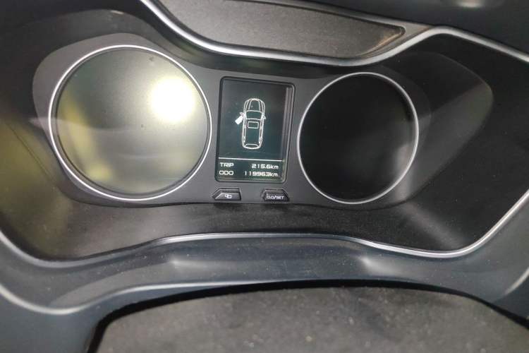 Used Geely Auto Vision X6 2016 1.3T CVT Flagship Model Odometer Close Up