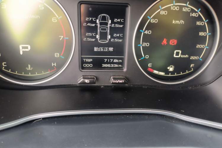 Used Geely Auto Vision X6 2016 1.3T CVT Flagship Model Odometer Close Up