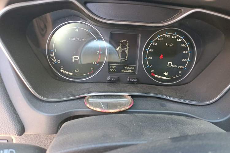 Used Geely Auto Vision X6 2016 1.3T CVT Flagship Model Odometer Close Up