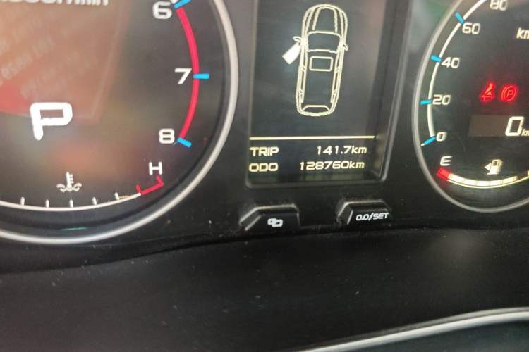 Used Geely Auto Vision X6 2016 1.3T CVT Flagship Model Odometer Close Up