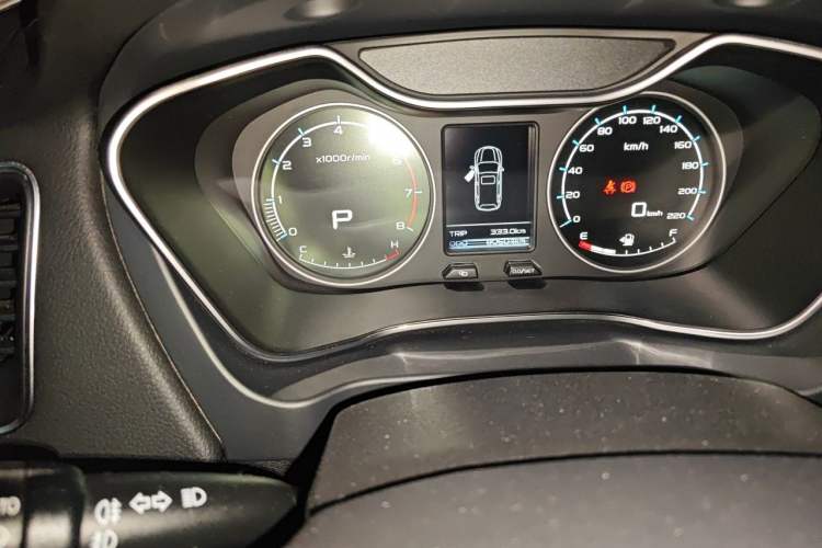 Used Geely Auto Vision X6 2016 1.3T CVT Flagship Model Odometer Close Up