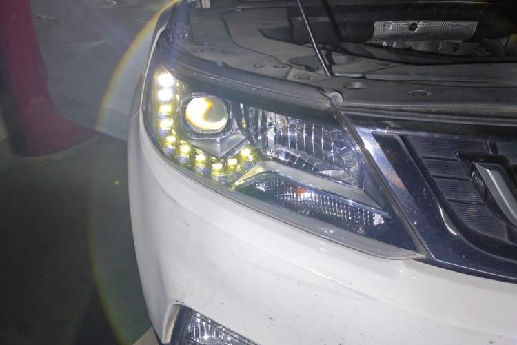 Used Geely Auto Vision X6 2016 1.3T CVT Flagship Model Right Front Headlight