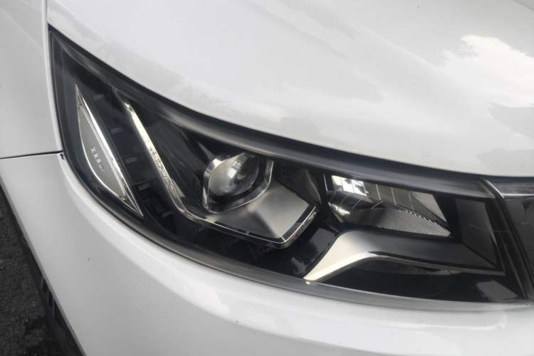 Used Geely Auto Vision X6 2016 1.8L Manual Luxury Model Right Front Headlight