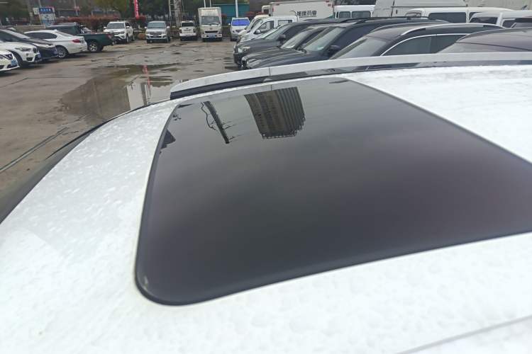 Used Geely Auto Vision X6 2016 1.8L Manual Luxury Model Roof