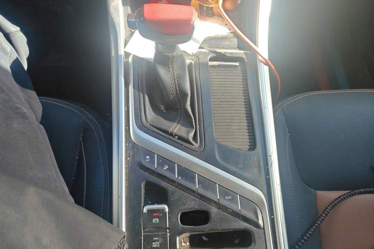 Used Geely Auto Vision X6 2018 1.4T CVT 4G Connected Luxury Version Gear Lever