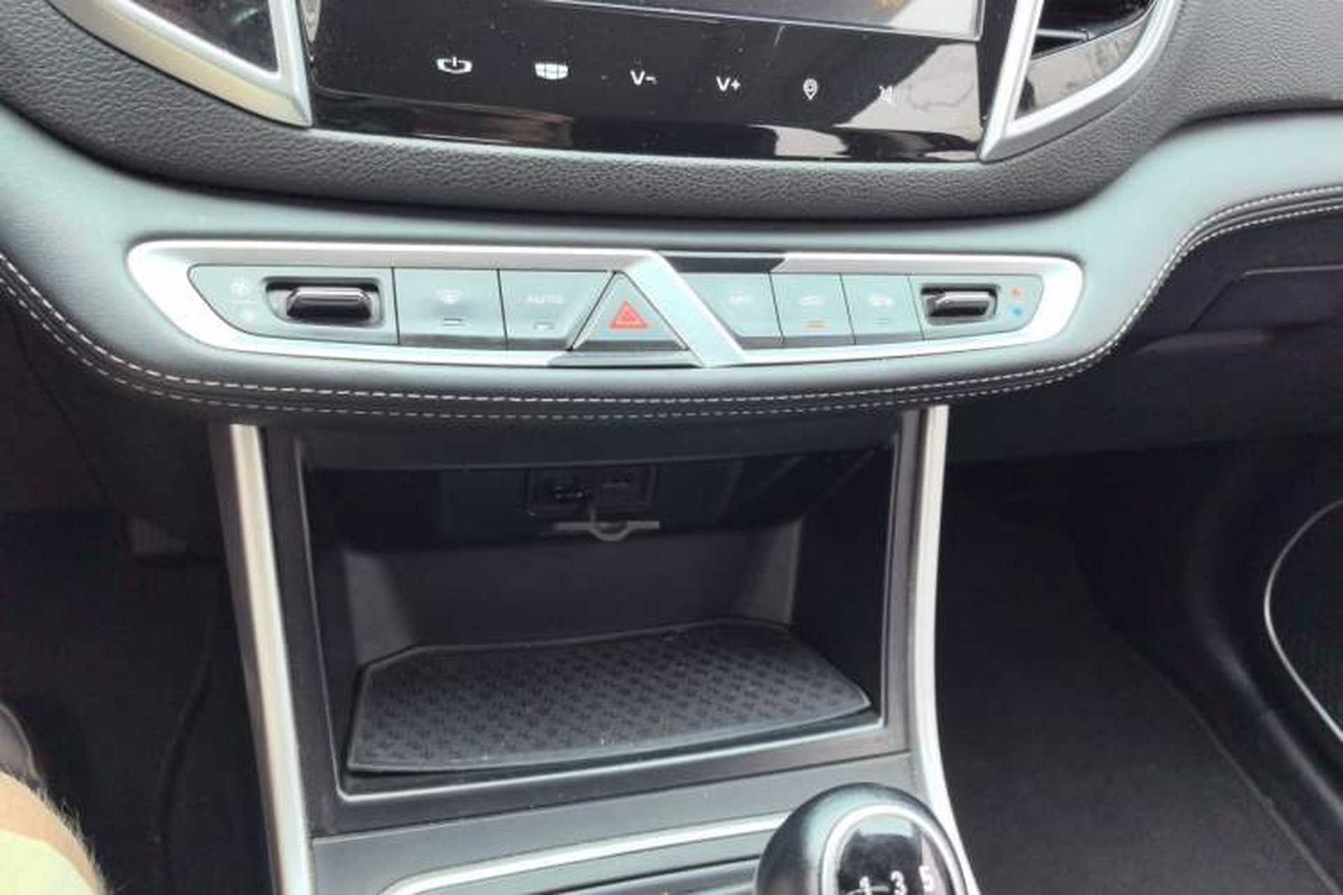 Used Geely Auto Vision X6 2018 1.8L Manual 4G Connect Luxury Edition Audio And AC Panel