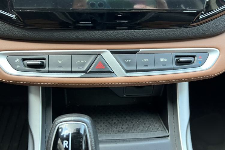 Used Geely Auto Vision X6 2018 1.4T CVT 4G Connected Luxury Version Interior 1