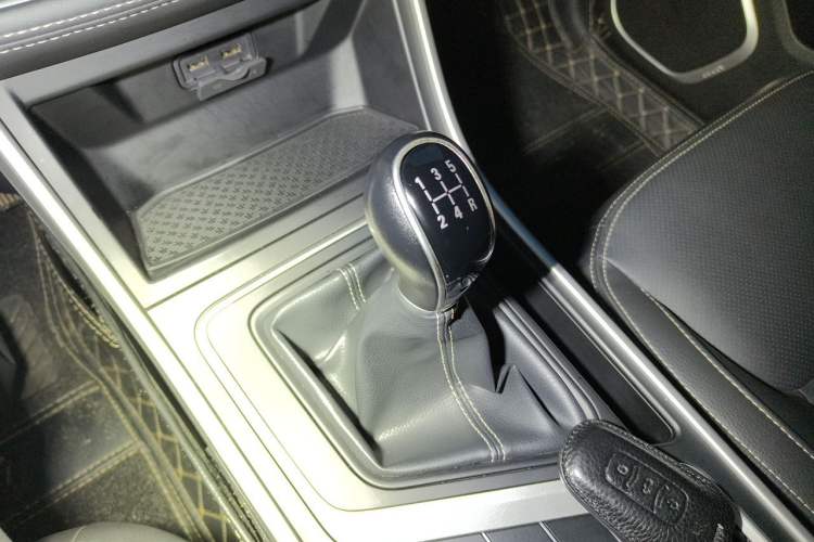 Used Geely Auto Vision X6 2018 1.8L Manual 4G Connect Luxury Edition Gear Lever