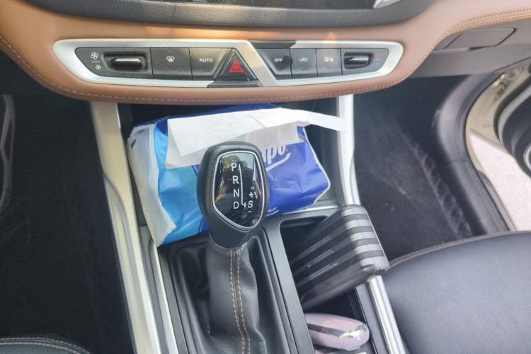 Used Geely Auto Vision X6 2018 1.4T CVT 4G Connected Flagship Edition Gear Lever