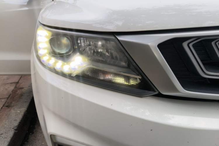 Used Geely Auto Vision X6 2018 1.4T CVT 4G Connected Flagship Edition Right Front Headlight