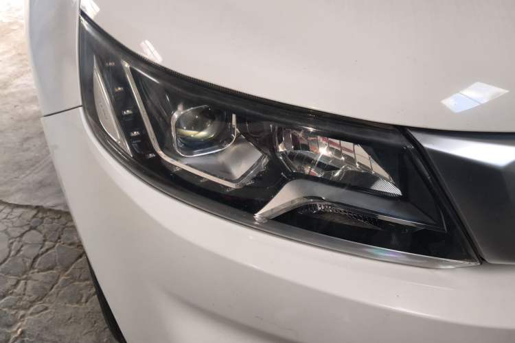 Used Geely Auto Vision X6 2018 1.4T CVT 4G Connected Luxury Version Right Front Headlight