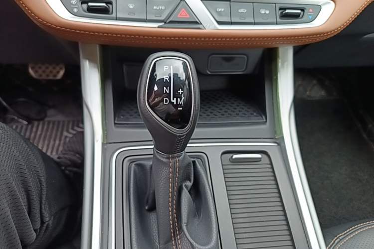 Used Geely Auto Vision X6 2019 1.4T CVT 4G Connected Luxury Version China VI Standard Gear Lever