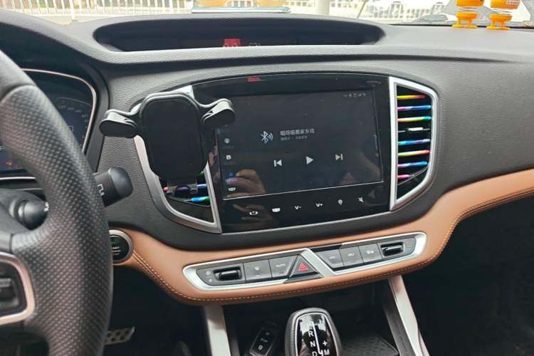 Used Geely Auto Vision X6 2019 1.4T CVT 4G Connected Luxury Version China VI Standard Audio And AC Panel