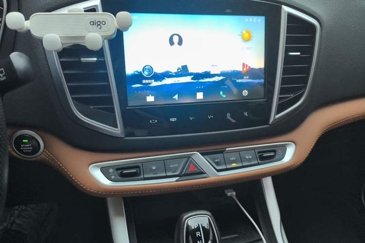Used Geely Auto Vision X6 2019 1.4T CVT 4G Connected Luxury Version China VI Standard Audio And AC Panel