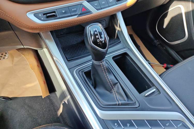 Used Geely Auto Vision X6 2019 1.4T CVT 4G Connected Luxury Version China VI Standard Gear Lever