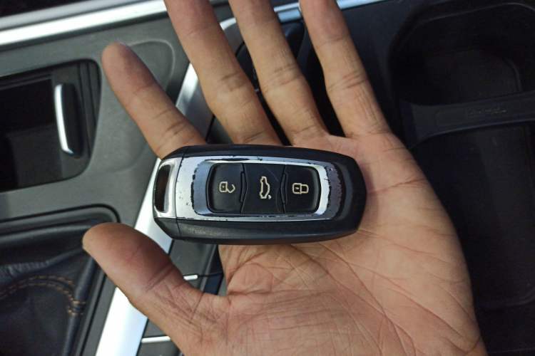 Used Geely Auto Vision X6 2019 1.4T CVT 4G Connected Luxury Version China VI Standard Interior 1