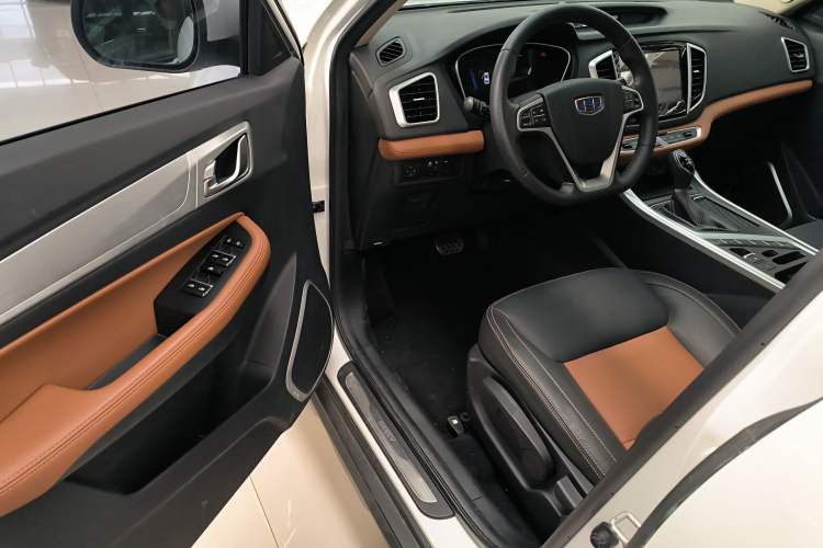 Used Geely Auto Vision X6 2019 1.4T CVT 4G Connected Luxury Version China VI Standard Interior 2