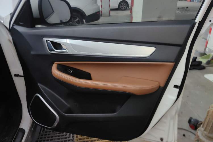 Used Geely Auto Vision X6 2019 1.4T CVT 4G Connected Luxury Version China VI Standard Interior 5