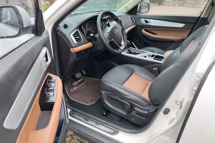 Used Geely Auto Vision X6 2019 1.4T CVT 4G Connected Luxury Version China VI Standard Interior 5
