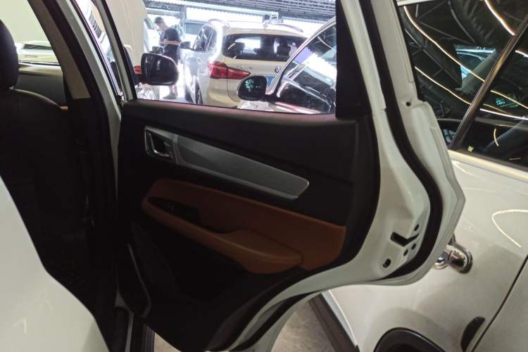 Used Geely Auto Vision X6 2019 1.4T CVT 4G Connected Luxury Version China VI Standard Interior 6