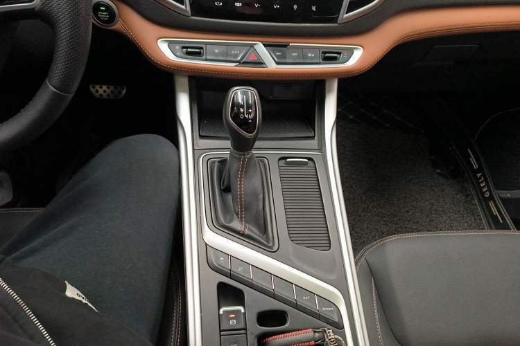 Used Geely Auto Vision X6 2019 1.4T CVT 4G Connected Luxury Version China VI Standard Interior 8