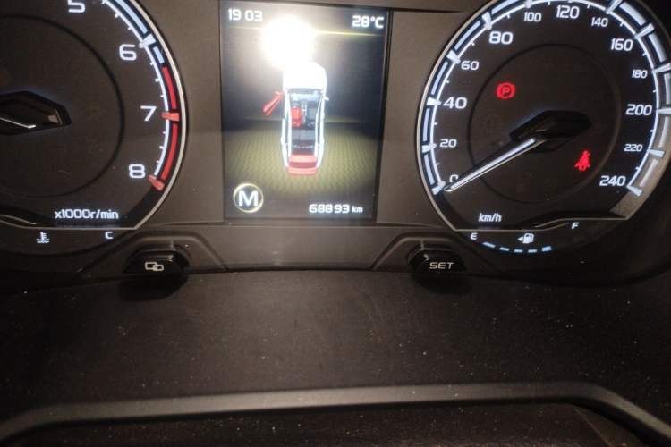 Used Geely Auto Vision X6 2020 1.4T Manual Luxury Model Odometer Close Up