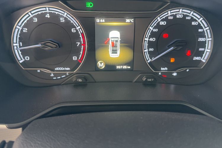 Used Geely Auto Vision X6 2020 1.4T Manual Luxury Model Odometer Close Up