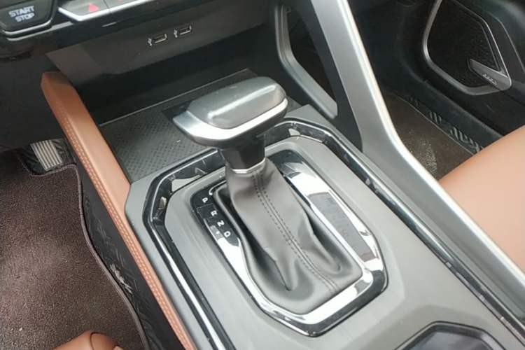 Used Geely Auto Vision X6 2021 PRO 1.4T Automatic Prestige Model Gear Lever