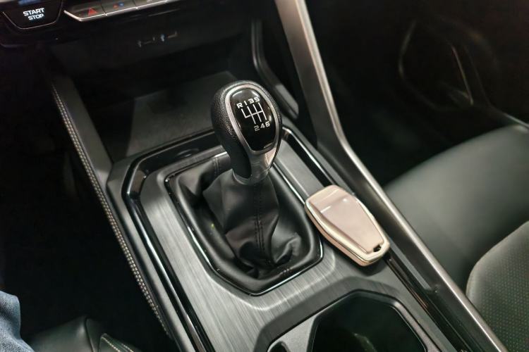 Used Geely Auto Vision X6 2021 PRO 1.4T Manual Luxury Model Interior 4