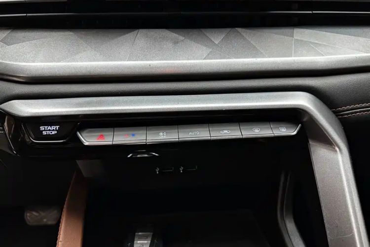 Used Geely Auto Vision X6 2021 PRO 1.4T Automatic Prestige Model Interior 5